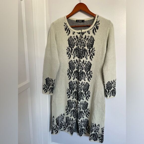 Unique woman’s black and white sweater size small - Picture 1 of 5